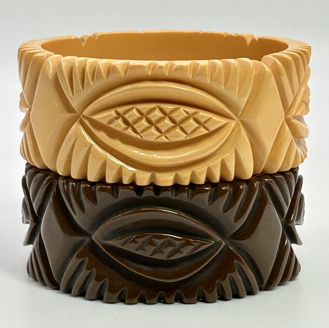 BB288 vintage brown and corn carved bakelite bangles with sawtooth edges